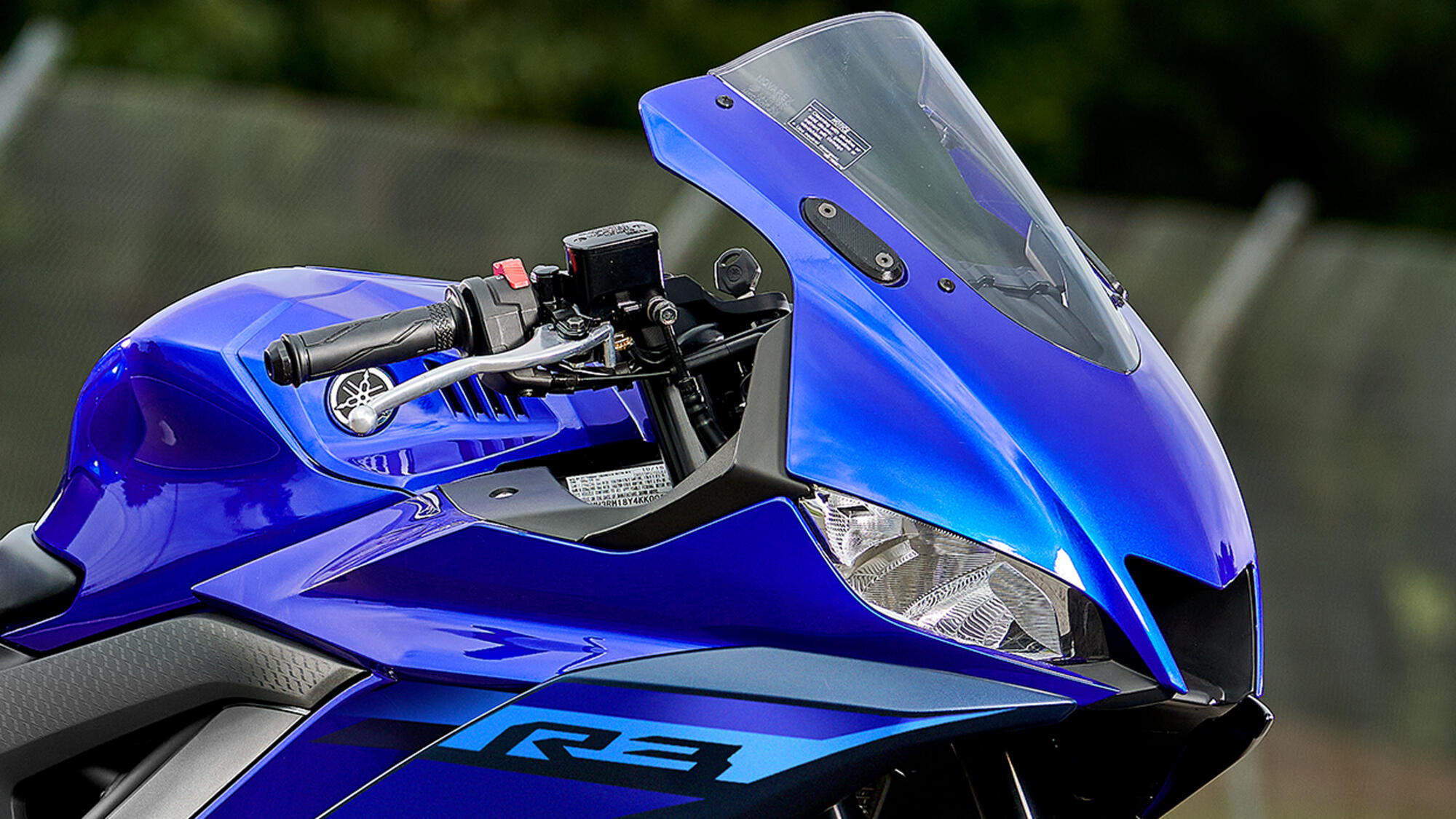 Обтікач у стилі моделі М1 із новою двоколірною гамою «Icon Blue» 