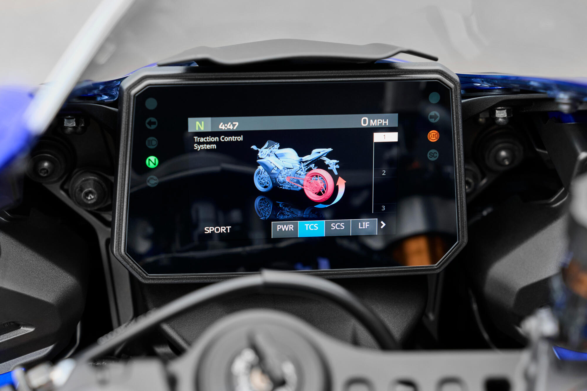 Чутливі до нахилу допоміжні засоби для водія, зокрема системи регулювання тяги, ковзання та гальм 