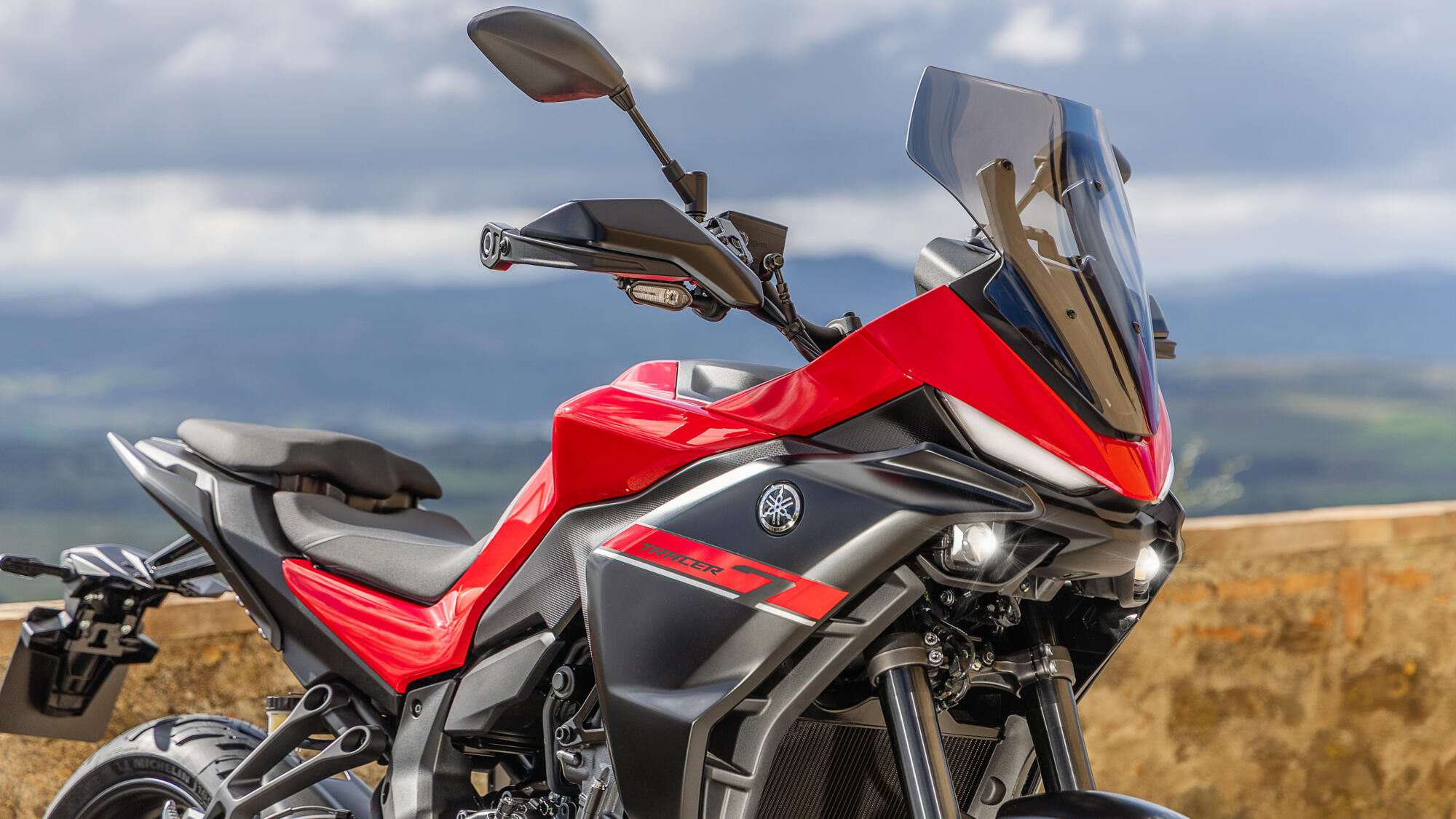 Новий динамічний і агресивний стиль TRACER 